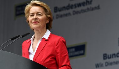 Η Ούρσουλα φον ντερ Λάιεν και το «κόλπο» της πανδημίας