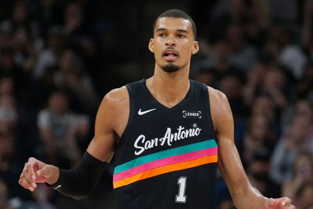 Ο Βίκτορ Γουεμπανιάμα έγραψε ιστορία με την φανέλα των Σπερς: Ξεπέρασε τον θρυλικό Τιμ Ντάνκαν