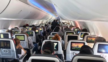 Δερματολόγος αποκαλύπτει: Αυτός είναι ο λόγος που πρέπει να αποφεύγετε να φοράτε μακιγιάζ στο αεροπλάνο