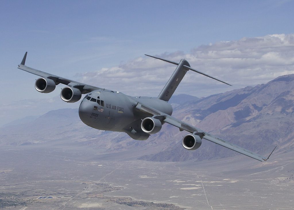 14 αεροσκάφη C-17A Globemaster III της Αεροπορίας των ΗΠΑ μεταφέρουν πολεμικό υλικό στην Μέση Ανατολή