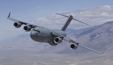 14 αεροσκάφη C-17A Globemaster III της Αεροπορίας των ΗΠΑ μεταφέρουν πολεμικό υλικό στην Μέση Ανατολή