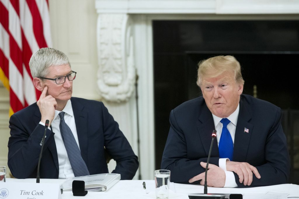 Ν.Τραμπ για CEO της Apple Τ.Κουκ: «Κάποτε με είχε παρακαλέσει για να λύσω ένα πρόβλημά του»