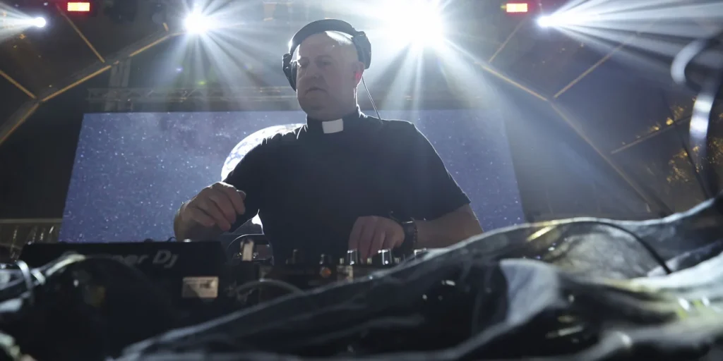 Μπουένος Άιρες: Έβαλε «φωτιά» στα decks ο διάσημος ιερέας-dj – «Ο Θεός να σας ευλογεί – Aς ξεκινήσουμε τον χορό»