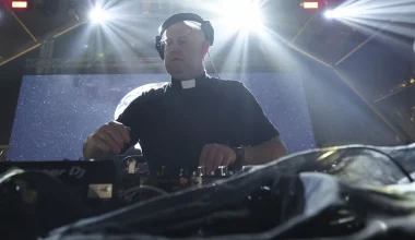 Μπουένος Άιρες: Έβαλε «φωτιά» στα decks ο διάσημος ιερέας-dj – «Ο Θεός να σας ευλογεί – Aς ξεκινήσουμε τον χορό»