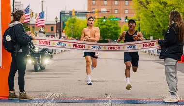 Επική γκάφα από δρομέα σε Μαραθώνιο των ΗΠΑ: Πήγαινε χαλαρός για την πρωτιά και κατέληξε στη δεύτερη θέση (βίντεο)
