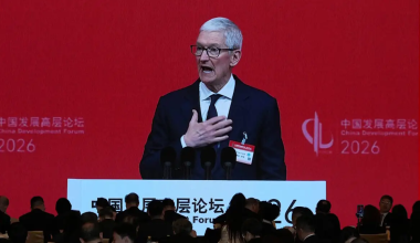 «Τέλος» ο Τιμ Κουκ από την ηγεσία της Apple μετά από 15 χρόνια: Νέος CEO αναλαμβάνει ο Τζον Τέρνους