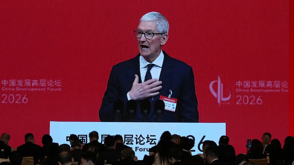 «Τέλος» ο Τιμ Κουκ από την ηγεσία της Apple μετά από 15 χρόνια: Νέος CEO αναλαμβάνει ο Τζον Τέρνους