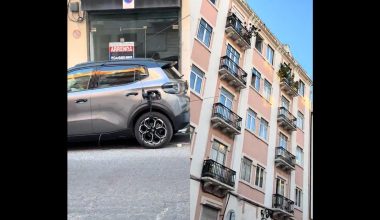 Φόρτισε το ηλεκτρικό του αυτοκίνητο με μπαλαντέζα από τον πέμπτο όροφο – Δεν είχε πρόσβαση σε γκαράζ (βίντεο)