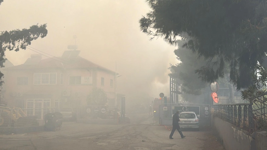 Θεσσαλονίκη: Φωτιά σε εργοστάσιο ανακύκλωσης – Επικίνδυνη η ατμόσφαιρα – Το μήνυμα του 112 (βίντεο)