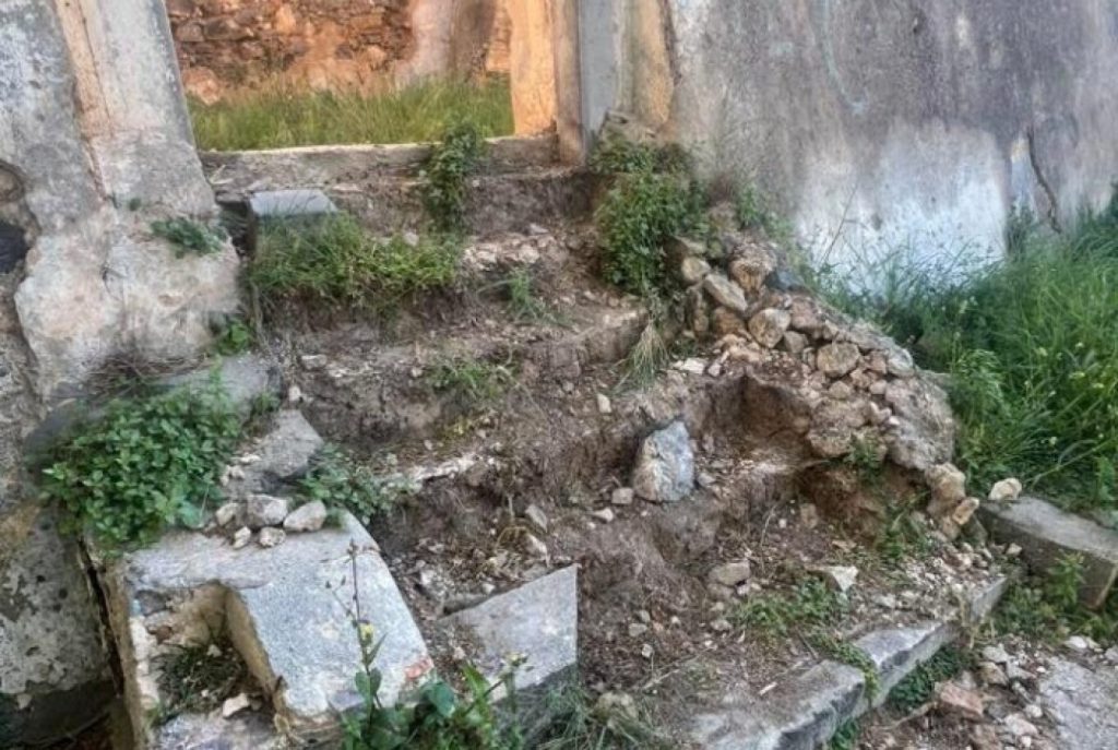 Καταγγελίες από τον δήμαρχο Αγίου Νικολάου: Άγνωστοι έκλεψαν τα σκαλοπάτια του ιστορικού Αρρεναγωγείου (φωτο)