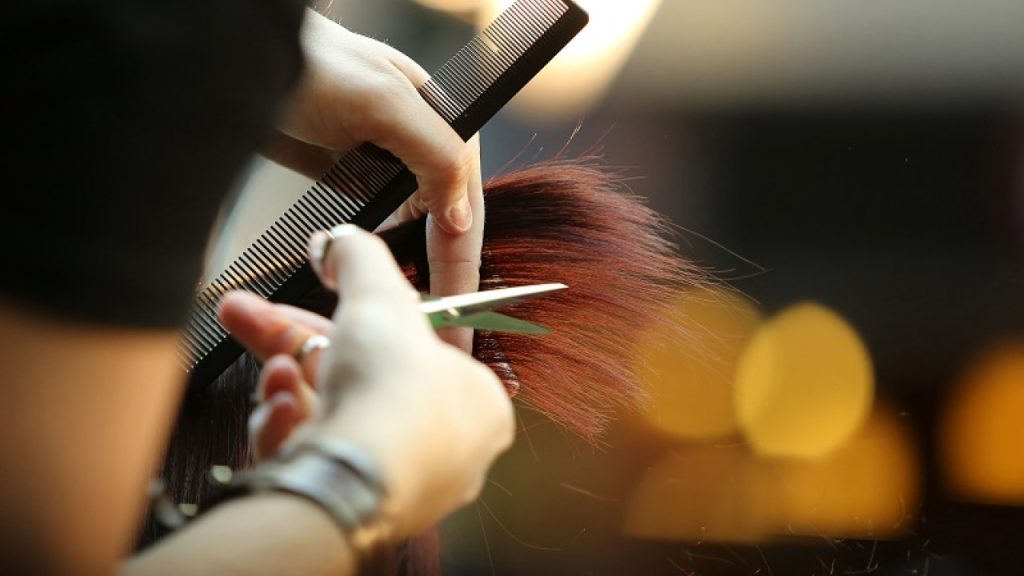 Ιωάννινα: Κομμώτρια πιάστηκε από την ΑΑΔΕ να «κουρεύει»… και τα εισοδήματά της – Απέκρυψε σχεδόν 500.000 ευρώ