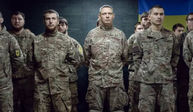 Οι Ρώσοι ξεσκέπασαν τα ψέματα Ουκρανού θεωρητικού: Χαιρετά ναζιστικά μαζί με άνδρες των Αζόφ (φωτο)