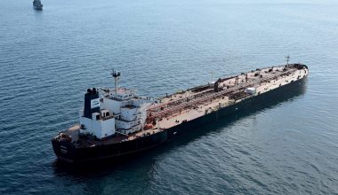 Στενά του Ορμούζ: Γιατί ο σκιώδης στόλος αδιαφορεί για τον αποκλεισμό των ΗΠΑ – Μεταξύ τους ένα ελληνόκτητο πλοίο