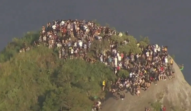 Πάνω από 200 τουρίστες εγκλωβίστηκαν σε βουνοκορφή του Ρίο ντε Τζανέιρο (βίντεο)