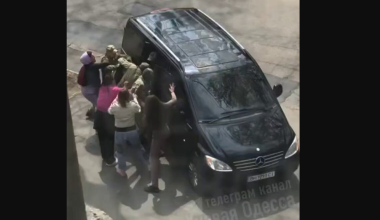 Εικόνες φρίκης στην Οδησσό: Η ΤCC πήρε ασήκωτο άνδρα μπροστά στην οικογένειά του – Ούρλιαζαν οι γυναίκες (βίντεο)