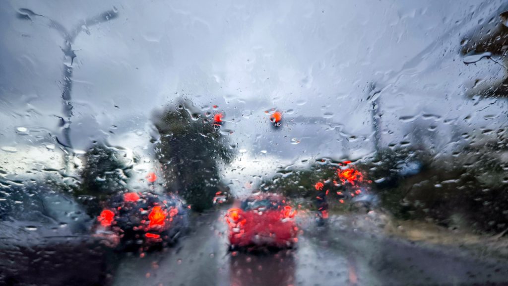 Άστατος ο καιρός τα επόμενα 24ωρα: Πού θα σημειωθούν βροχές και καταιγίδες