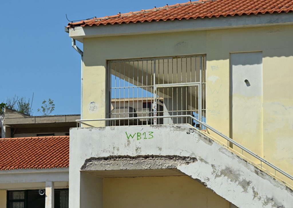 Χαϊδάρι: Αθλήτρια του Τάε Κβο Ντο η 13χρονη που έπεσε από το μπαλκόνι σχολείου – Δίνει μάχη για τη ζωή της