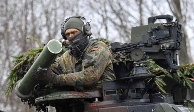 Ο Γερμανός ΥΠΑΜ θέλει 460.000 στρατό γιατί θεωρεί την Ρωσία ως απειλή, ενώ άγνωστο το μέλλον και του ΝΑΤΟ