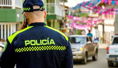 Βίντεο: Πατέρας στην Κολομβία λαμβάνει την άδεια από την αστυνομία να «πειθαρχήσει» τον γιο του πριν τον συλλάβουν