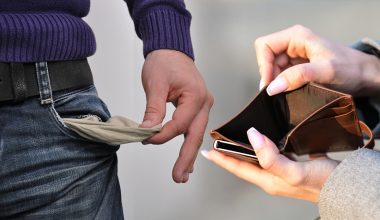 Ανακοίνωσαν πλεόνασμα από το έλλειμμα που έχουν οι «τσέπες» των πολιτών: 12,1 δισ. ευρώ από το «αίμα» μας