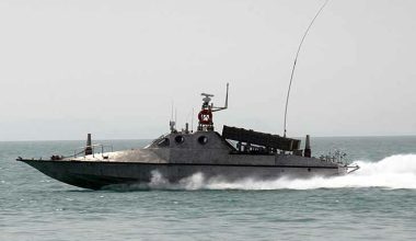 Ο ιρανικός Στόλος των «σκαφών κουνουπιών» έχει παραμείνει σχεδόν άθικτος και ελέγχει τα Στενά του Ορμούζ