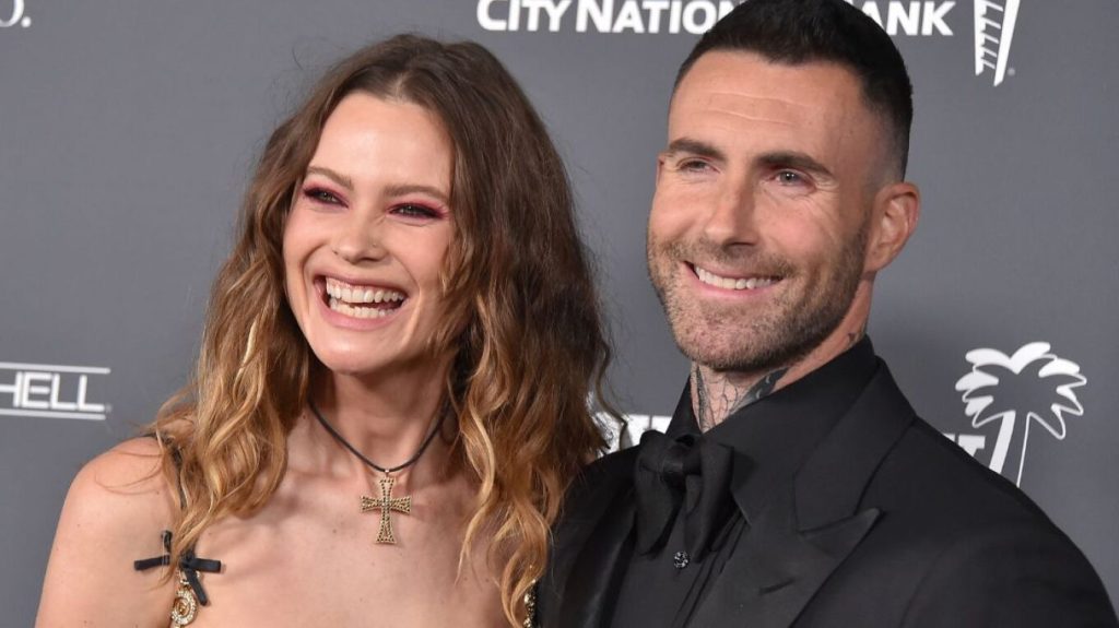 Η Μπεχάτι Πρίνσλοου στέκεται στο πλευρό του Άνταμ Λέβιν παρά τις απιστίες του: Την ανταμείβει με φιλιά (βίντεο)