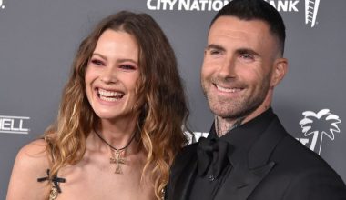 Η Μπεχάτι Πρίνσλοου στέκεται στο πλευρό του Άνταμ Λέβιν παρά τις απιστίες του: Την ανταμείβει με φιλιά (βίντεο)