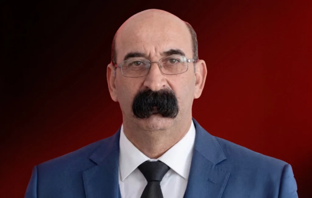 Ορχάν Αβτζί: Το τεράστιο μουστάκι του έγινε viral – «Πώς τρώει με τόση τρίχα;» σχολιάζουν οι χρήστες