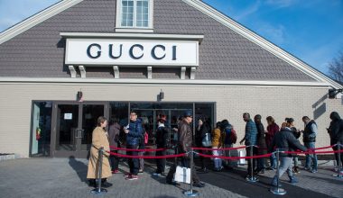 Βίντεο ντοκουμέντο: Η στιγμή που ληστές αρπάζουν 12 τσάντες Gucci αξίας 30.000 δολ. από κατάστημα στη Νέα Υόρκη