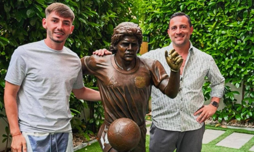 Έβαλε στην αυλή του σπιτιού του μπρούτζινο άγαλμα του Ντ.Μαραντόνα σε φυσικό μέγεθος – Έγινε αυτόματα viral (φώτο)