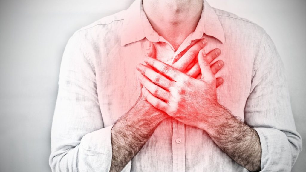 Οξύς πόνος στο στήθος: Τα συμπτώματα και οι αιτίες – Με ποιες παθήσεις συνδέεται