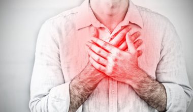 Οξύς πόνος στο στήθος: Τα συμπτώματα και οι αιτίες – Με ποιες παθήσεις συνδέεται