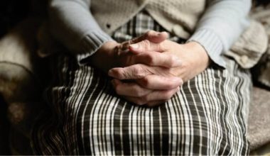 Χαλκίδα: 46χρονη μαζί με τον σύντροφό της έκαναν τη ζωή της 70χρονης μητέρας της «κόλαση» – Την βασάνιζαν ανελλιπώς