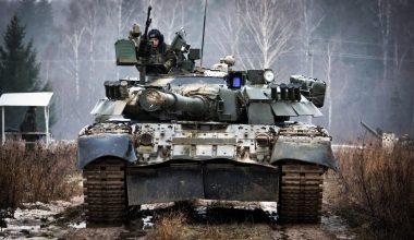 Ρωσικό άρμα τύπου Τ-80 καταστρέφει σε ενέδρα ουκρανικό Τ-64 (βίντεο)