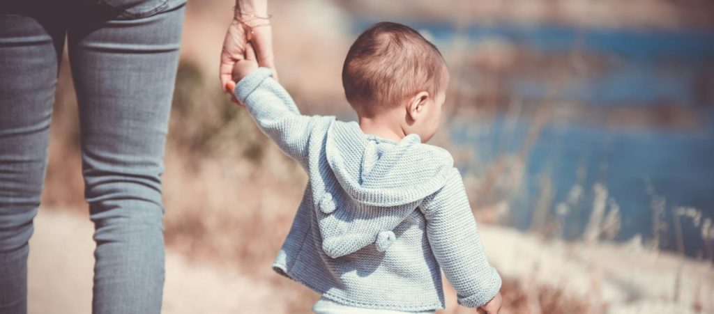 «Νταντάδες της Γειτονιάς»: Ξεκινούν οι αιτήσεις των επιμελητών – Τα εισοδηματικά κριτήρια