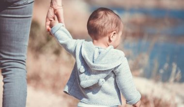 «Νταντάδες της Γειτονιάς»: Ξεκινούν οι αιτήσεις των επιμελητών – Τα εισοδηματικά κριτήρια