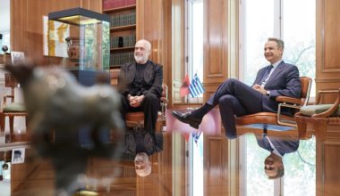 Ε.Ράμα σε Κ.Μητσοτάκη: «Κύριε Έλληνα πρωθυπουργέ συγγνώμη που δεν είμαι ντυμένος τόσο επίσημα όσο εσείς»