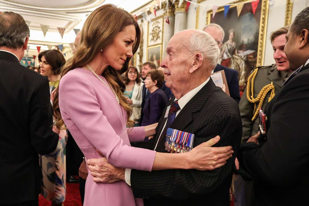 Βίντεο: Η «θερμή» αγκαλιά της Κέιτ Μίντλετον σε βετεράνο – «Εκπληρώθηκε το όνειρο της συζύγου μου» είπε ο 88χρονος