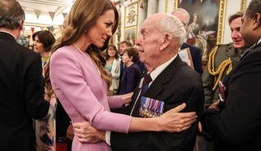 Βίντεο: Η «θερμή» αγκαλιά της Κέιτ Μίντλετον σε βετεράνο – «Εκπληρώθηκε το όνειρο της συζύγου μου» είπε ο 88χρονος