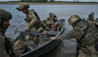 Οι Ρώσοι δημοσιοποίησαν πλάνα από την αιχμαλωσία Ουκρανών πεζοναυτών στην Κονσταντινόβκα – Δείτε το βίντεο