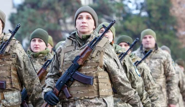 Δείτε βίντεο: Νεαρή Ουκρανή ξεσπά σε κλάματα πριν την στείλουν στο μέτωπο