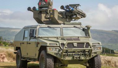 Ισπανία: Η στιγμή που τεθωρακισμένο χάνει το αλεξίπτωτο και συντρίβεται με ορμή στο έδαφος (βίντεο)