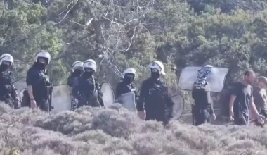 Με διμοιρίες ΜΑΤ προχωρούν στη Γαύδο τα πρωτόκολλα κατεδάφισης για τις καλύβες στις παραλίες (βίντεο)