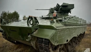 ΤΟΜΑ Marder-1A3 των Ουκρανών ανατράπηκε όταν ξαφνικά κόπηκε η ερπύστρια όταν κινούνταν σε δρόμο (βίντεο)