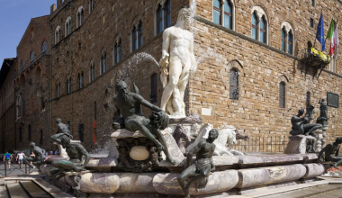 Φλωρεντία: 28χρονη σκαρφάλωσε σε ιστορικό σιντριβάνι για να αγγίξει τα… γεννητικά όργανα του Ποσειδώνα!