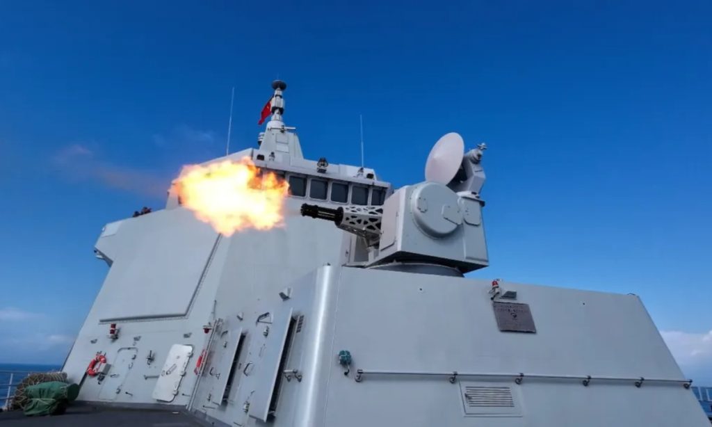 Ασκήσεις σχηματισμού και πυρά πυροβόλων από κινεζικά αντιτορπιλικά (βίντεο)