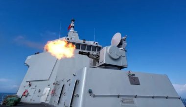 Ασκήσεις σχηματισμού και πυρά πυροβόλων από κινεζικά αντιτορπιλικά (βίντεο)