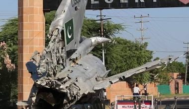 Δεν είναι ανέκδοτο: Η Ινδία παρουσιάζει ως τρόπαιο του πολέμου του 1971 με Πακιστάν τα συντρίμμια δικού της ΜiG-21!