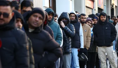 Ισπανία: «Ζωή και κότα» περνούν οι παράνομοι μετανάστες – Χαλαρωτικά μασάζ και θεραπείες προσώπου (βίντεο)