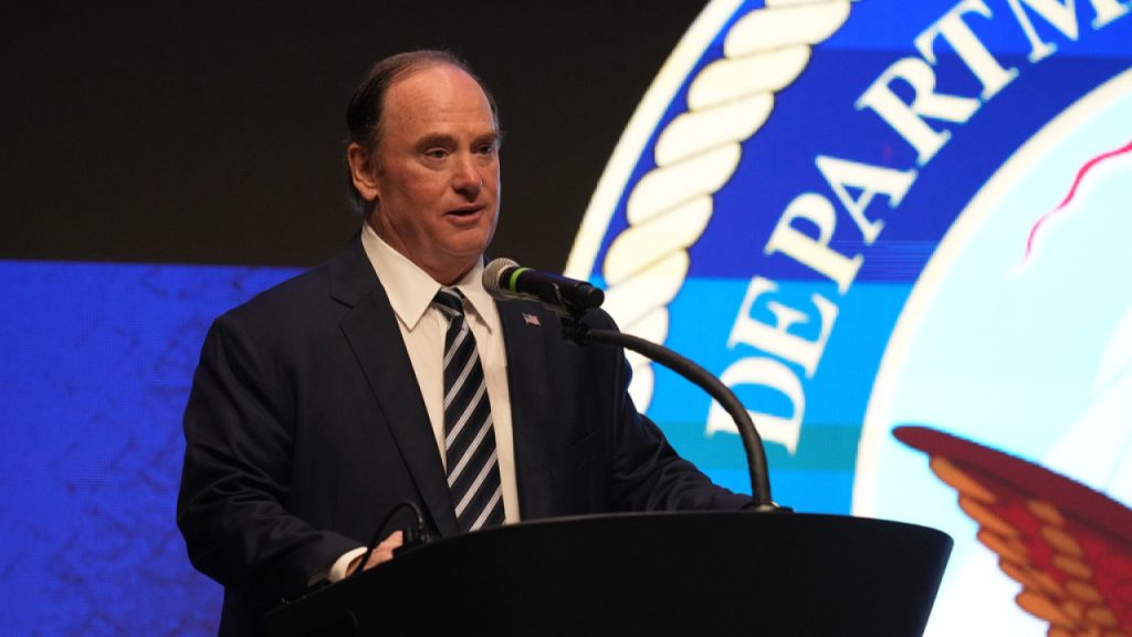 ΗΠΑ: Αιφνιδιαστική παραίτηση του υπουργού του Ναυτικού Τ.Φέλαν – Η δυσαρέσκεια Ν.Τραμπ και Π.Χέγκσεθ
